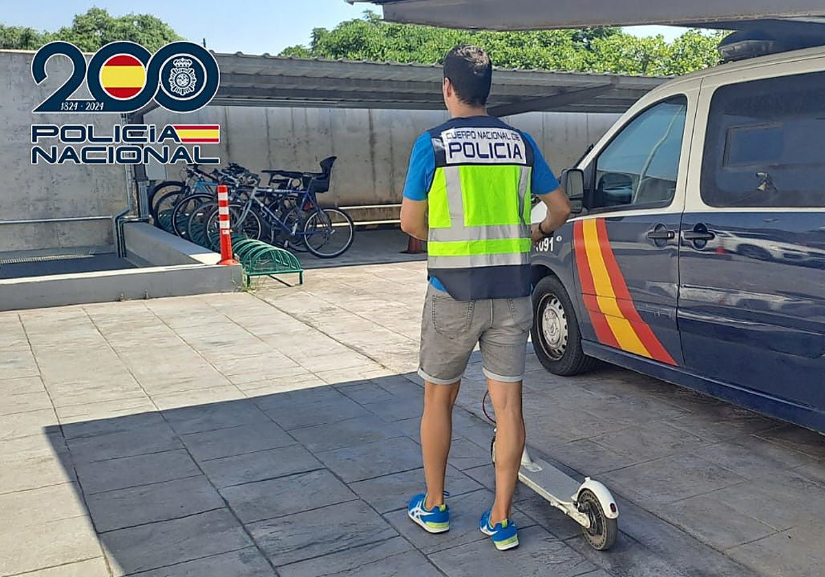 Imagen de un agente de Policía Nacional con un patinete recuperado