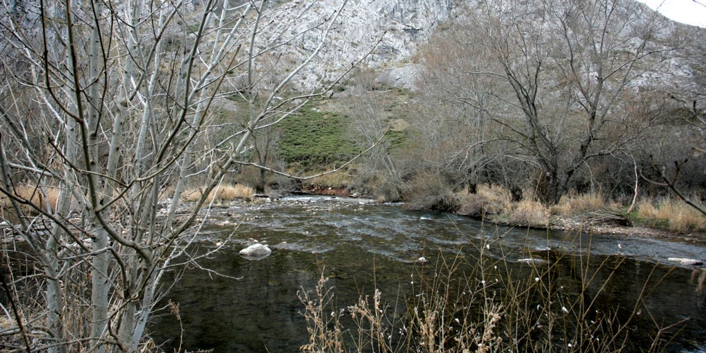 Rescatan a seis personas, cuatro de ellas menores, que cayeron de dos canoas a un río en León