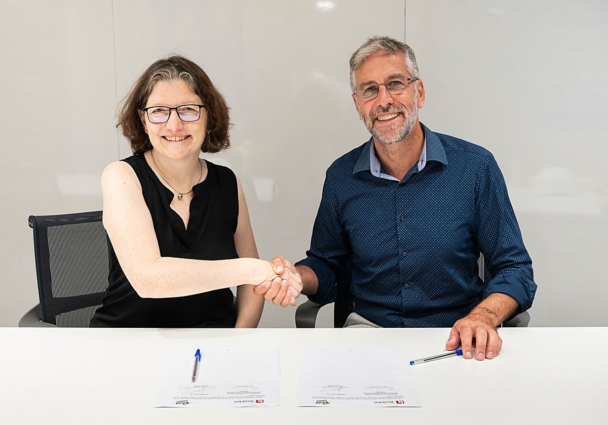 Imagen de Simone Pilon, directora ejecutiva de Berklee Valencia, y Víctor Sendra, director general del Roig Arena