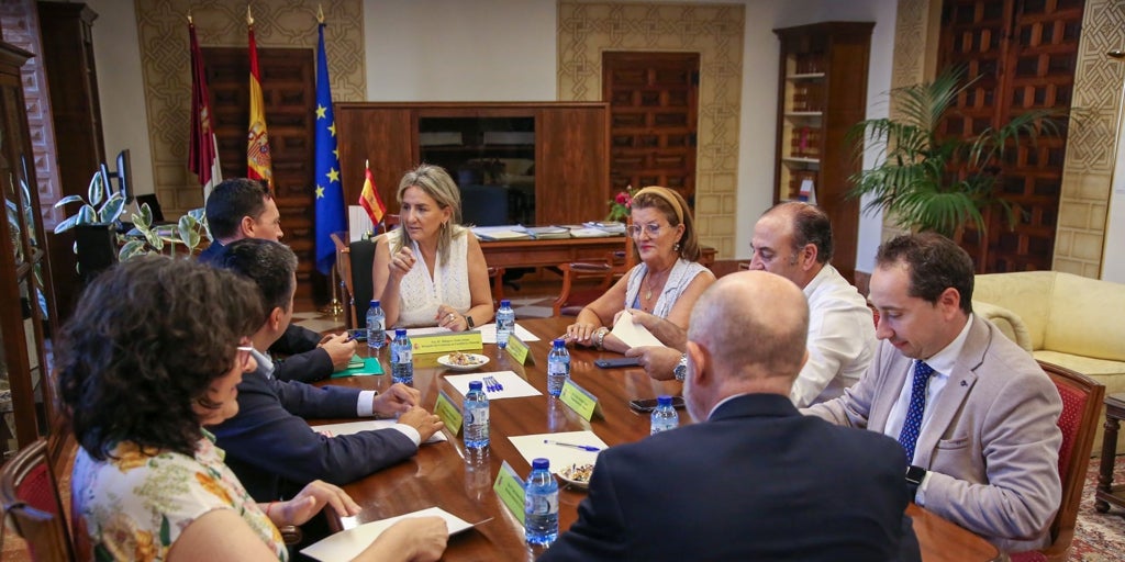 Tolón analiza con los agentes sociales cómo enfrentarse a las amenazas arancelarias de EEUU