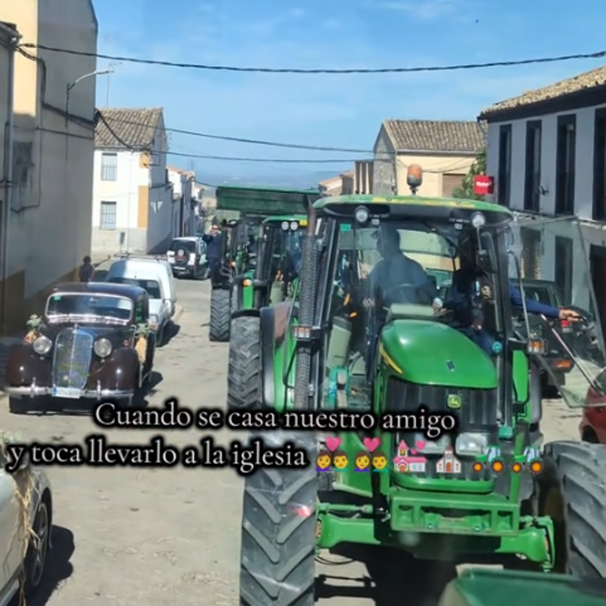 El desfile de tractores llegando a recoger al novio