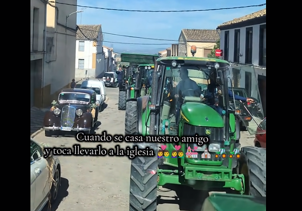 El desfile de tractores llegando a recoger al novio