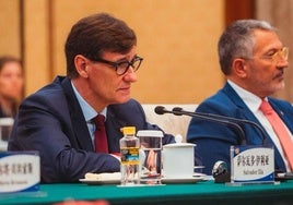 Salvador Illa, presidente de la Generalitat, hoy, en China, junto a Miquel Sàmper, consejero de Empresa y Trabajo