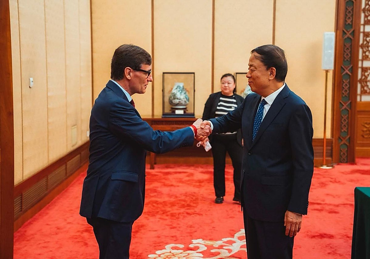 Salvador Illa, presidente de la Generalitat, con Wu Weihua, vicepresidente de la Asamblea Popular Nacional china, hoy