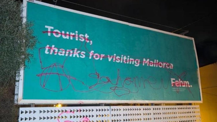 «Go home»: Las vallas de bienvenida a los turistas se convierten en blanco de la turismofobia en Mallorca