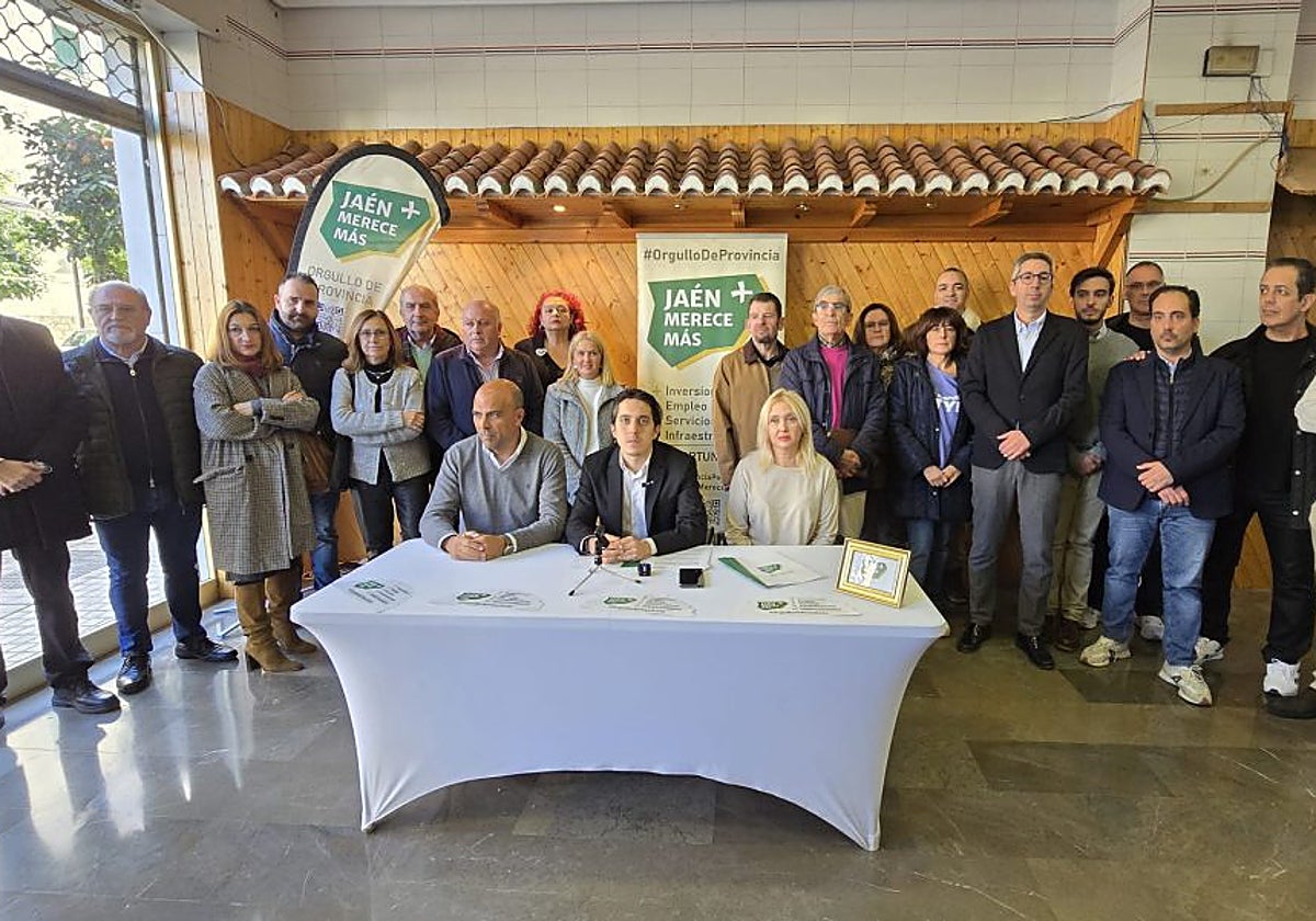 Concejales de Jaén Merece Más y miembros del partido en el anuncio de la moción de censura en la alcaldía