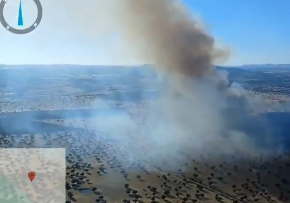 Imagen captada desde uno de los helicópteros del Infoca sobre el paraje afectado por el incendio en Valsequillo