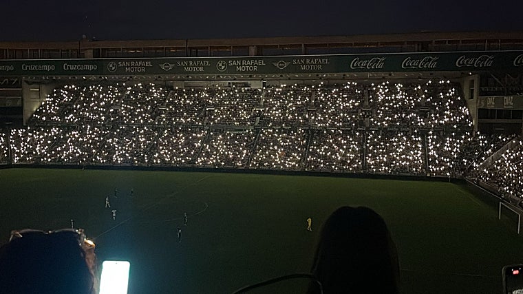 Minuto 51 de partido, y el Arcángel a oscuras por completo