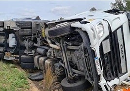 Muere el conductor de un camión tras volcar y comenzar a arder en la A4 en La Guardia