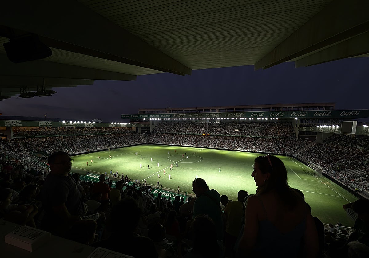 El estadio de El Arcángel, en penumbra ante el Betis