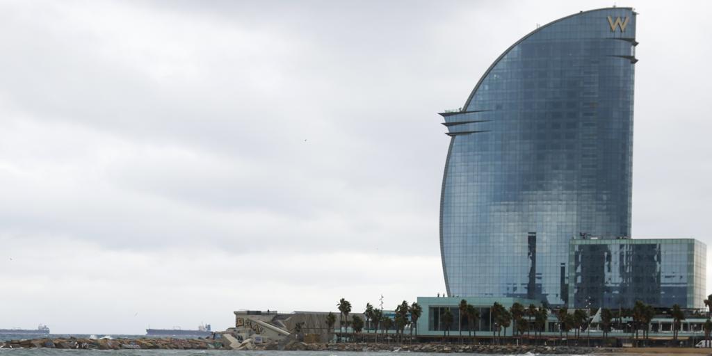 Desalojada la playa de la Barceloneta por riesgo de tormentas