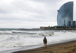 Desalojada la playa de la Barceloneta por riesgo de tormentas