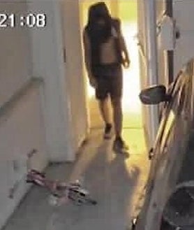 Imagen secundaria 2 - Cosmin, al frente del café Da Mario, ha sufrido cinco robos; en las fotos inferiores, el cristal del pub McLaren's reventado a golpes con alcantarillas, y un ladrón entra en un patio de un chalé adosado