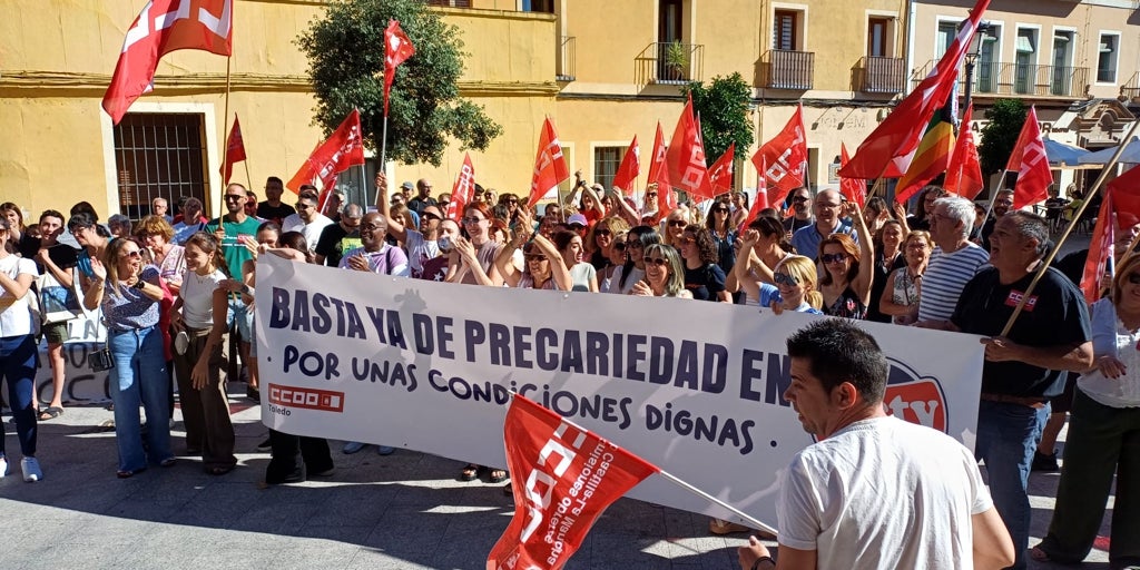 Los trabajadores de Helados Casty protestan ante el Ayuntamiento de Talavera por su precariedad laboral