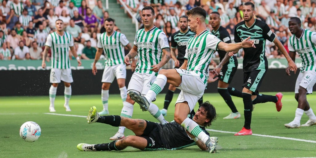 Estreno accidentado del Córdoba CF ante el Real Betis en El Arcángel (3-4)
