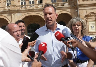 Paradas de bus en el medio rural: PP y PSOE se enzarzan al acusarse de anuncio «fake» y de «bulo»