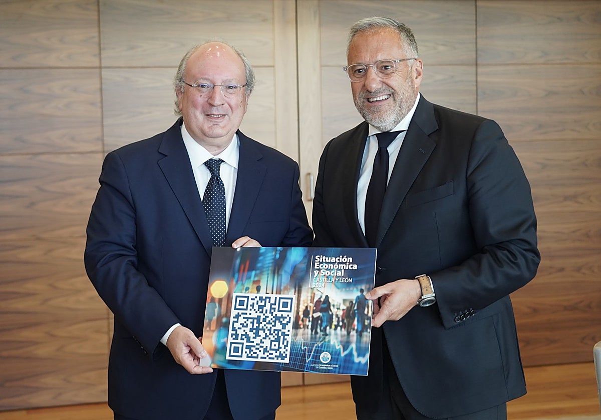 El presidente de las Cortes de Castilla y León, Carlos Pollán, recibe en su despacho a Enrique Cabero, que le entrega el Informe Anual de 2024