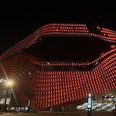 El Roig Arena de Valencia ilumina su fachada por primera vez