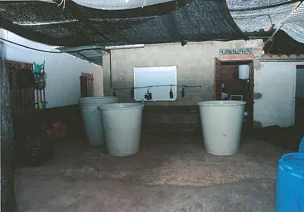 El laboratorio estaba detrás de la vivienda principal de la propiedad, cubierto con una lona para dificultar su localización