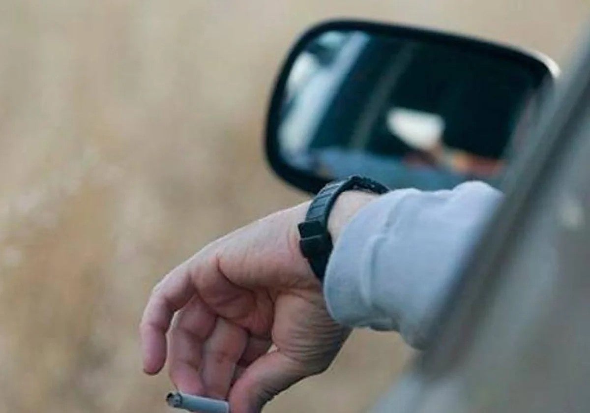 Fumar mientras se conduce no está permitido en España