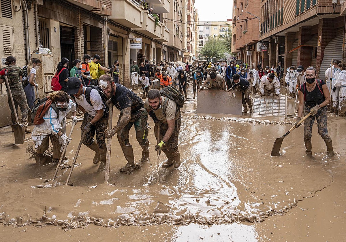 Imagen de voluntarios limpiando tras la dana en Catarroja