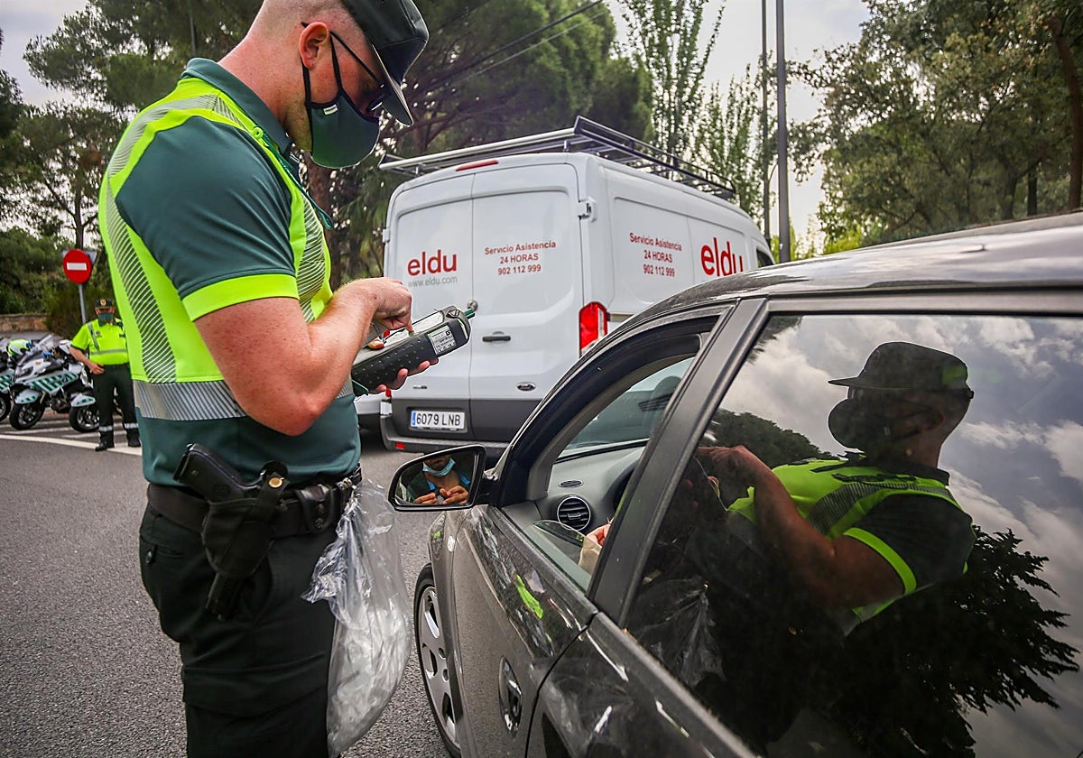 Un agente para a los coches para someter a pruebas de control de consumo de drogas y alcohol