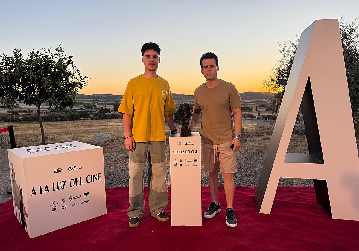 En el evento, que tiene un nuevo pase este sábado, el público puede posar con la estatuilla del Goya