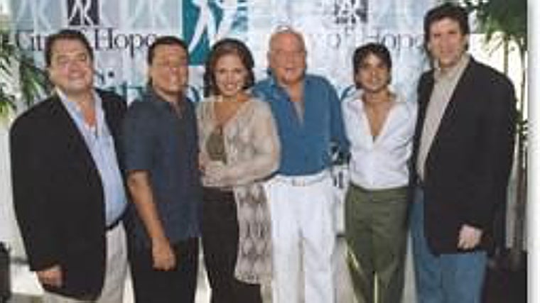 Homenaje a Tomás Muñoz durante una gala contra el cáncer en 2001