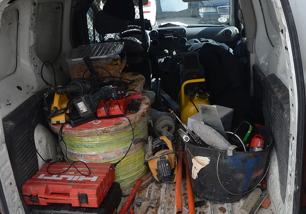 Interior del vehículo con parte del material robado por estos dos detenidos en Montoro