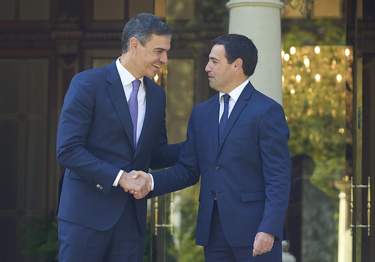 El presidente del Gobierno, Pedro Sánchez, con el lendakari, Imanol Pradales