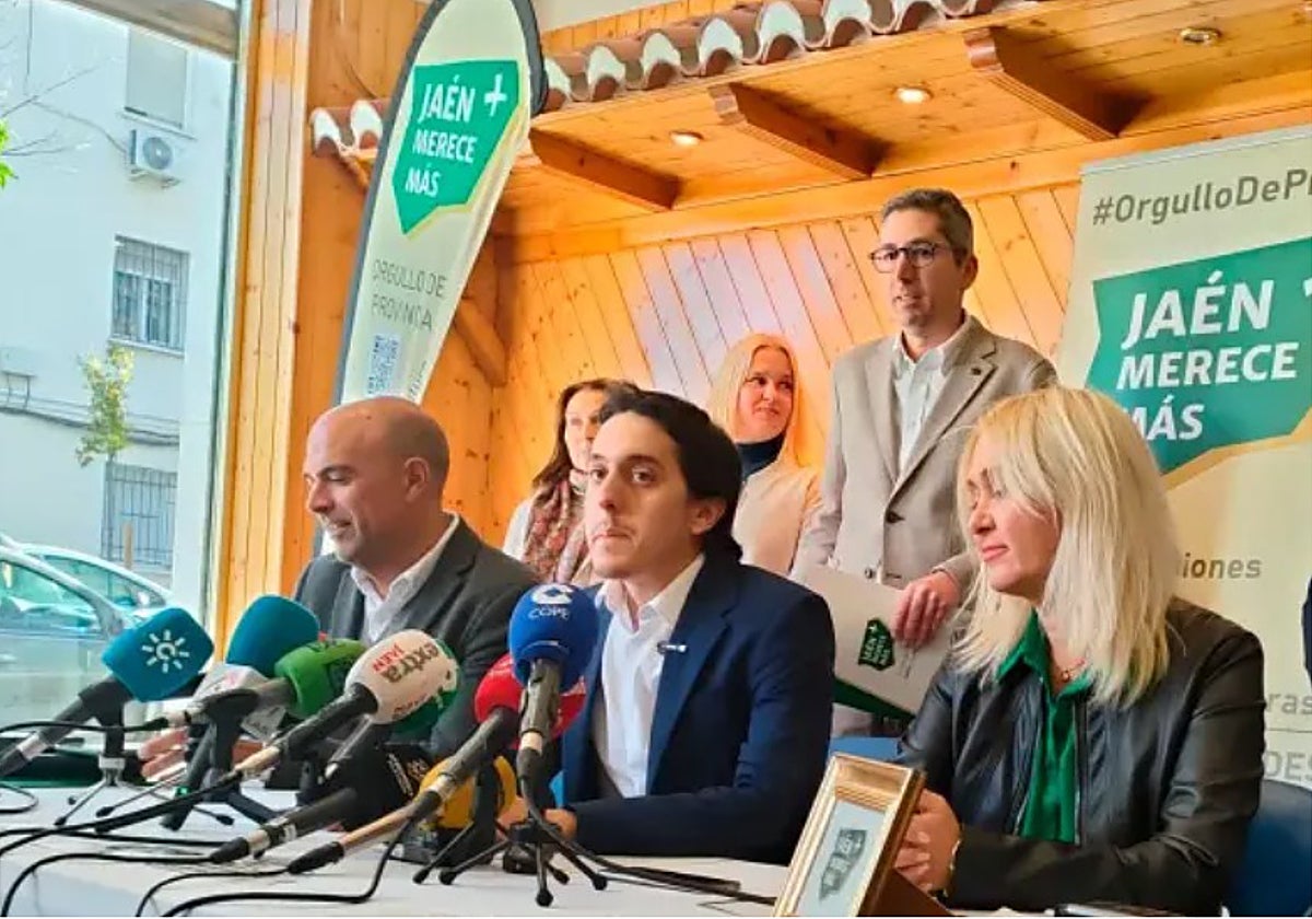 Juanma Camacho, presidente de Jaén Merece Más, junto a los concejales de JMM en el Ayuntamiento de Jaén