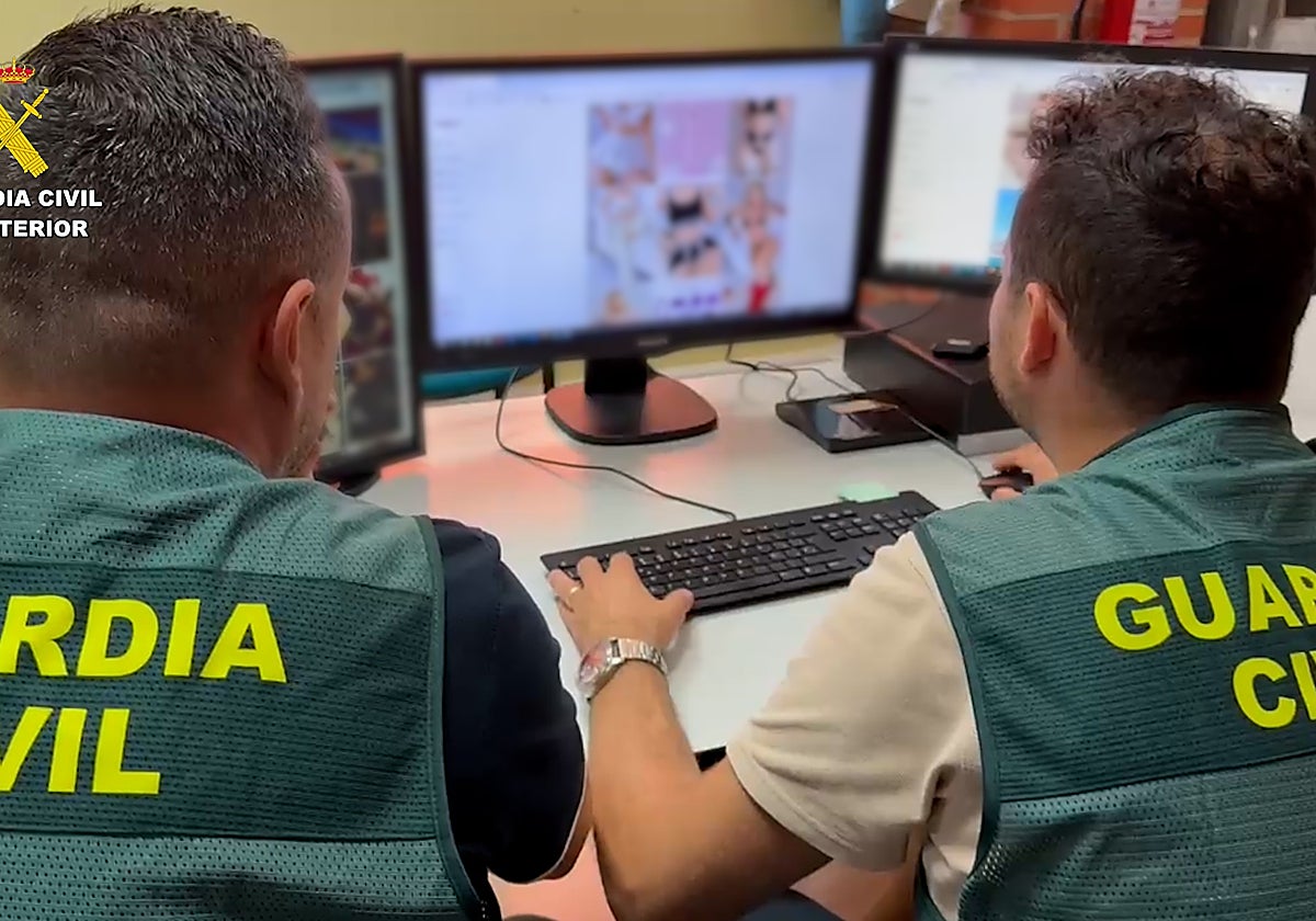 Imagen de dos agentes de la Guardia Civil con las imágenes generadas por IA