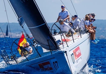 El reencuentro del Rey con la tripulación del Aifos inaugura las vacaciones oficiales en Palma