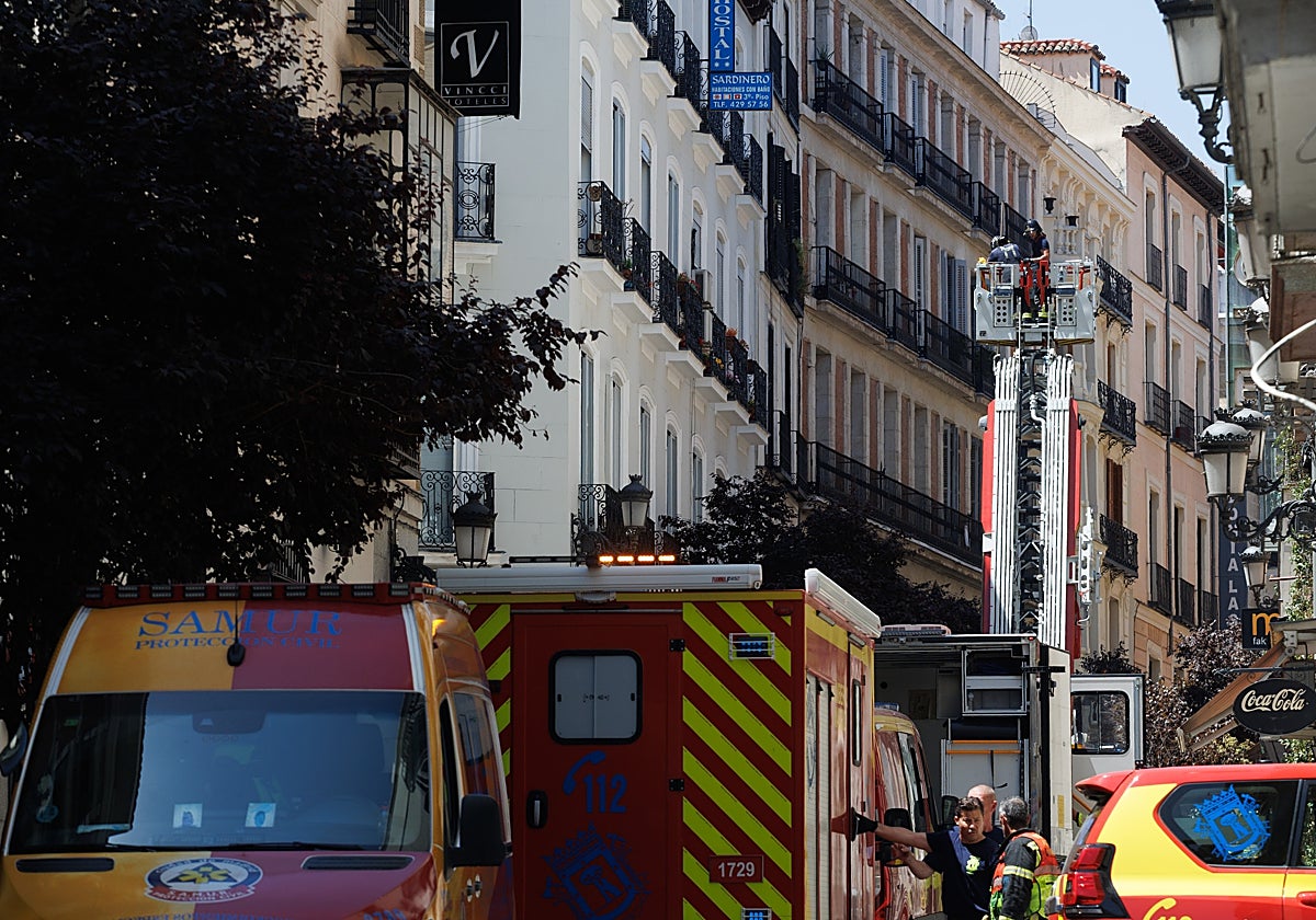 Intervención de los Bomberos del Ayuntamiento de Madrid en la calle Prado, durante un incendio en una edificio de viviendas