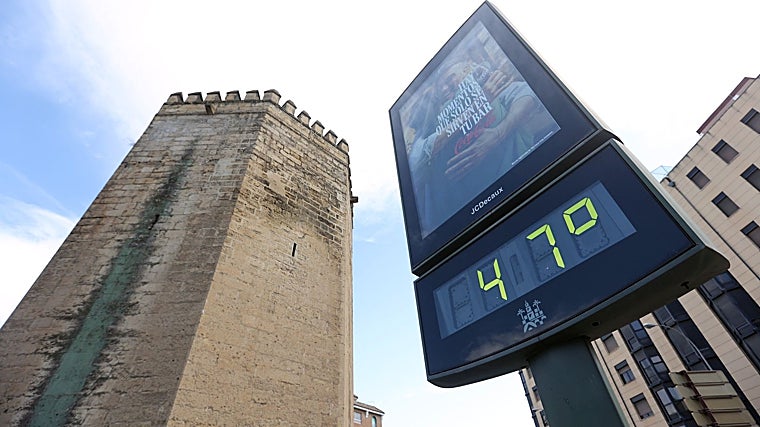 Termómetro urbano que marca 47 grados