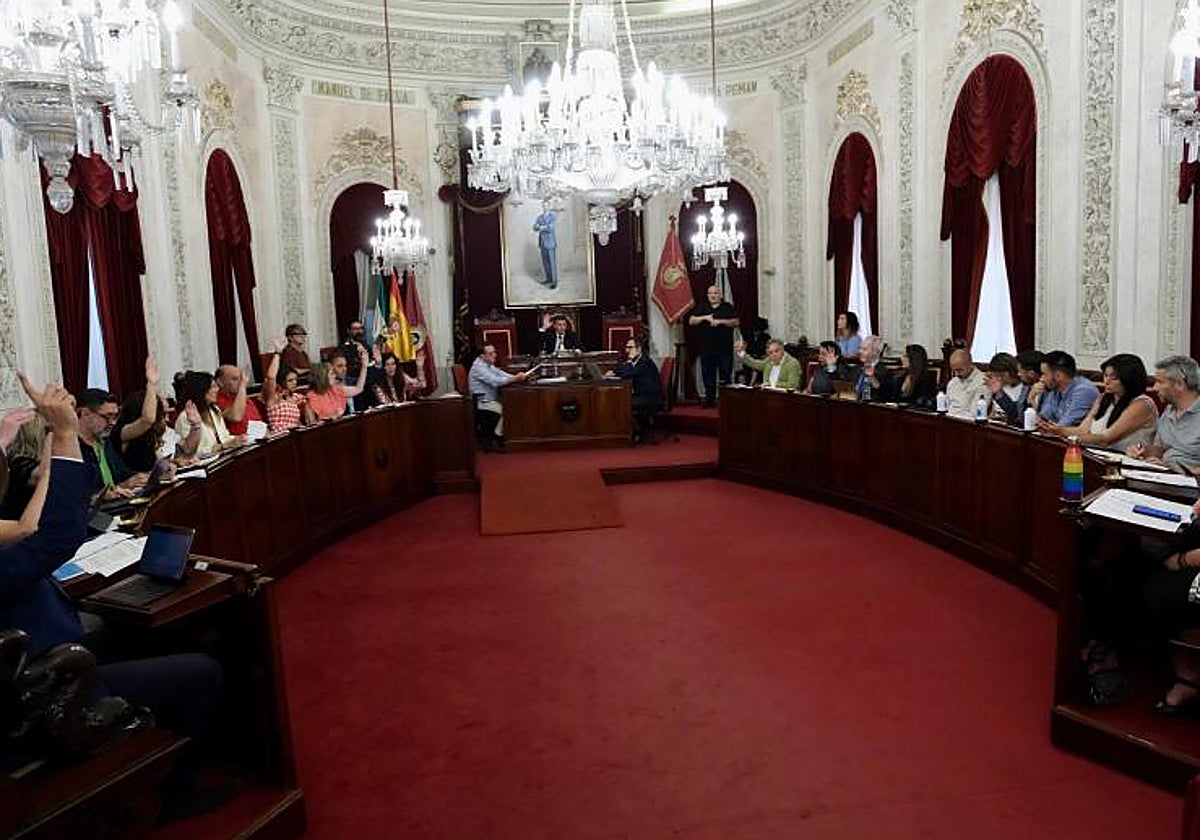 Una imagen del pleno del Ayuntamiento de Cädiz