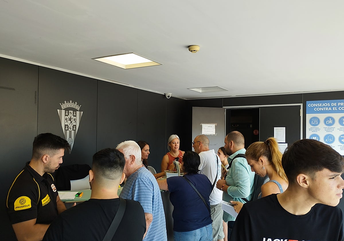 Varios aficionados durante la mañana de este lunes en las oficinas del Córdoba CF