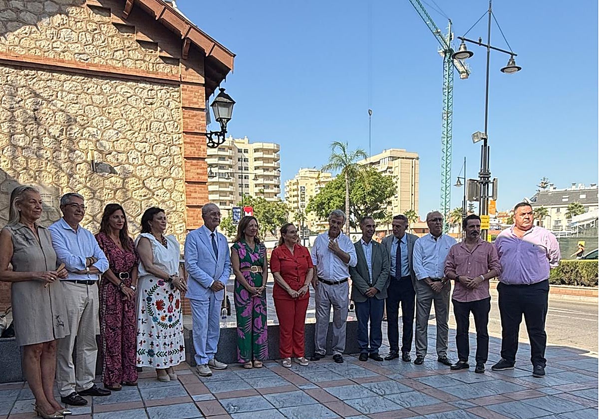 Los alcaldes de la Costa del Sol posan frente a la antigua estación de ferrocarril en Fuengirola