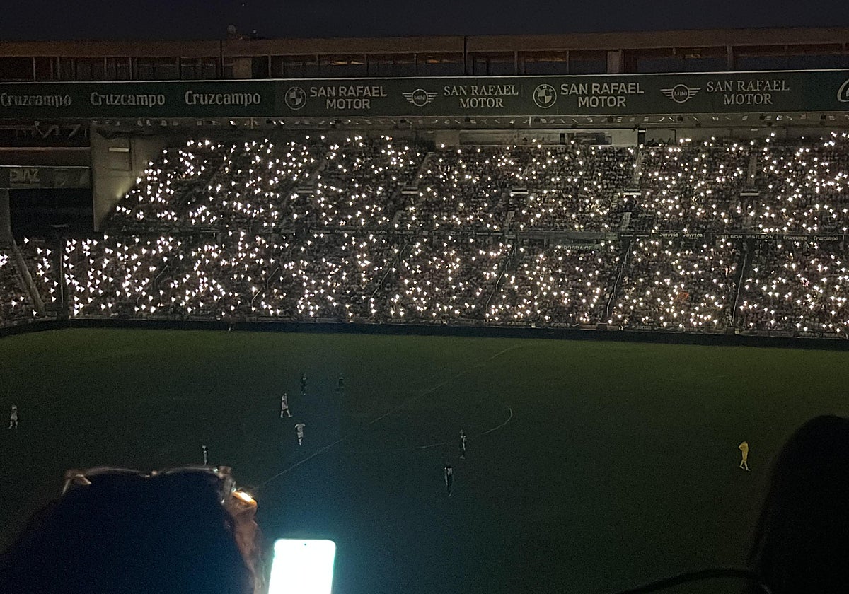 El Arcángel completamente a oscuras mientras los aficionados encienden las linternas del móvil