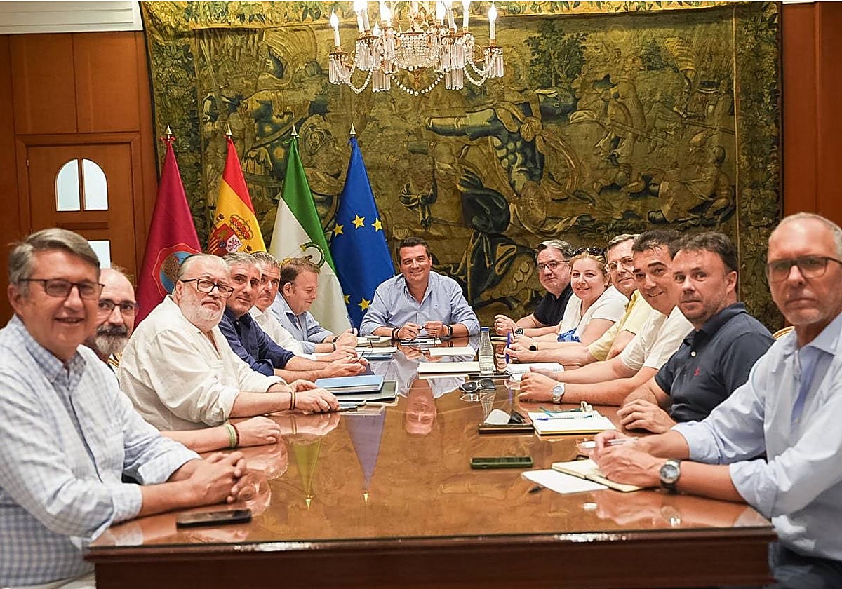 Bellido junto a representantes de los colectivos de la Feria en la reunión de este lunes