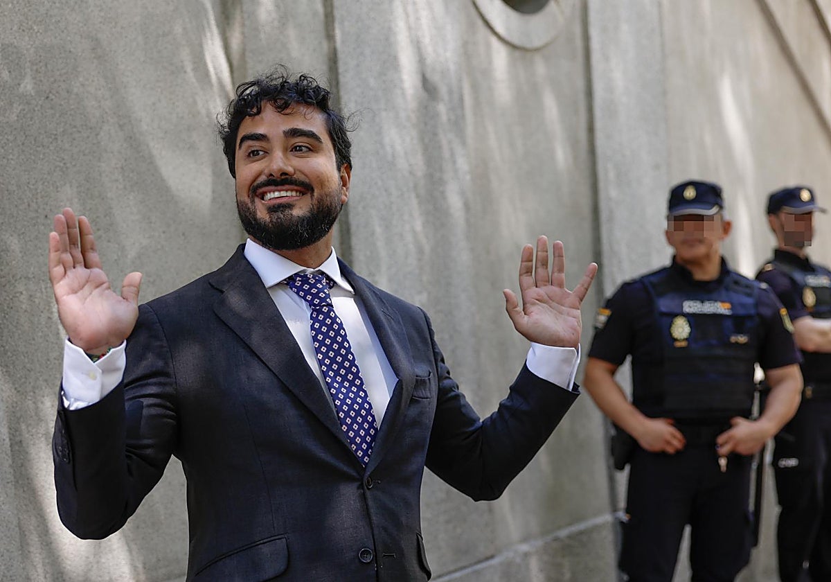 El eurodiputado Luis Pérez Fernández 'Alvise' atiende a la prensa el pasado 11 de julio tras comparecer ante el juez en el Tribunal Supremo