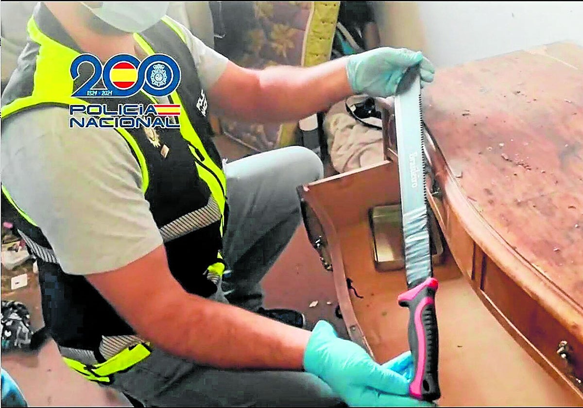La Policía, con uno de los bolomachetes incautados en los registros de la operación Chorros