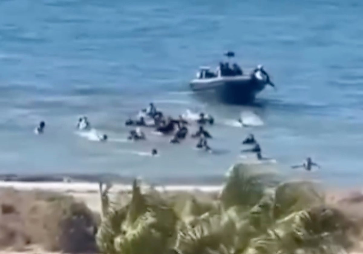 Imágenes del desembarco de inmigrantes en un playa de Almerimar en El Ejido