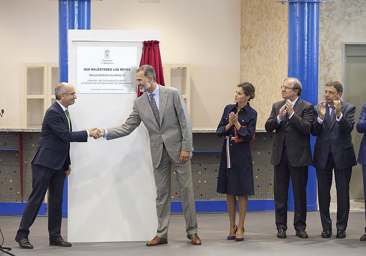 El presidente de La Junta de Portavoces de la Diputación de Salamanca, Javier Iglesias, junto con El Rey Felipe VI en una imagen de archivo