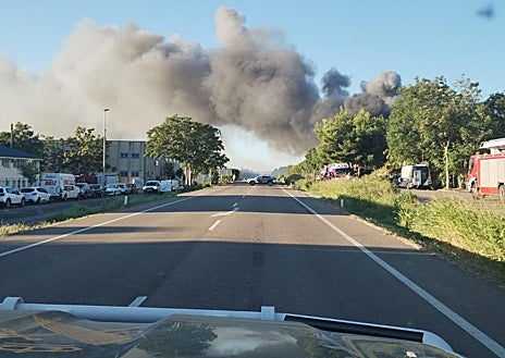 Imagen secundaria 1 - El incendio, esta mañana de lunes ya controlado