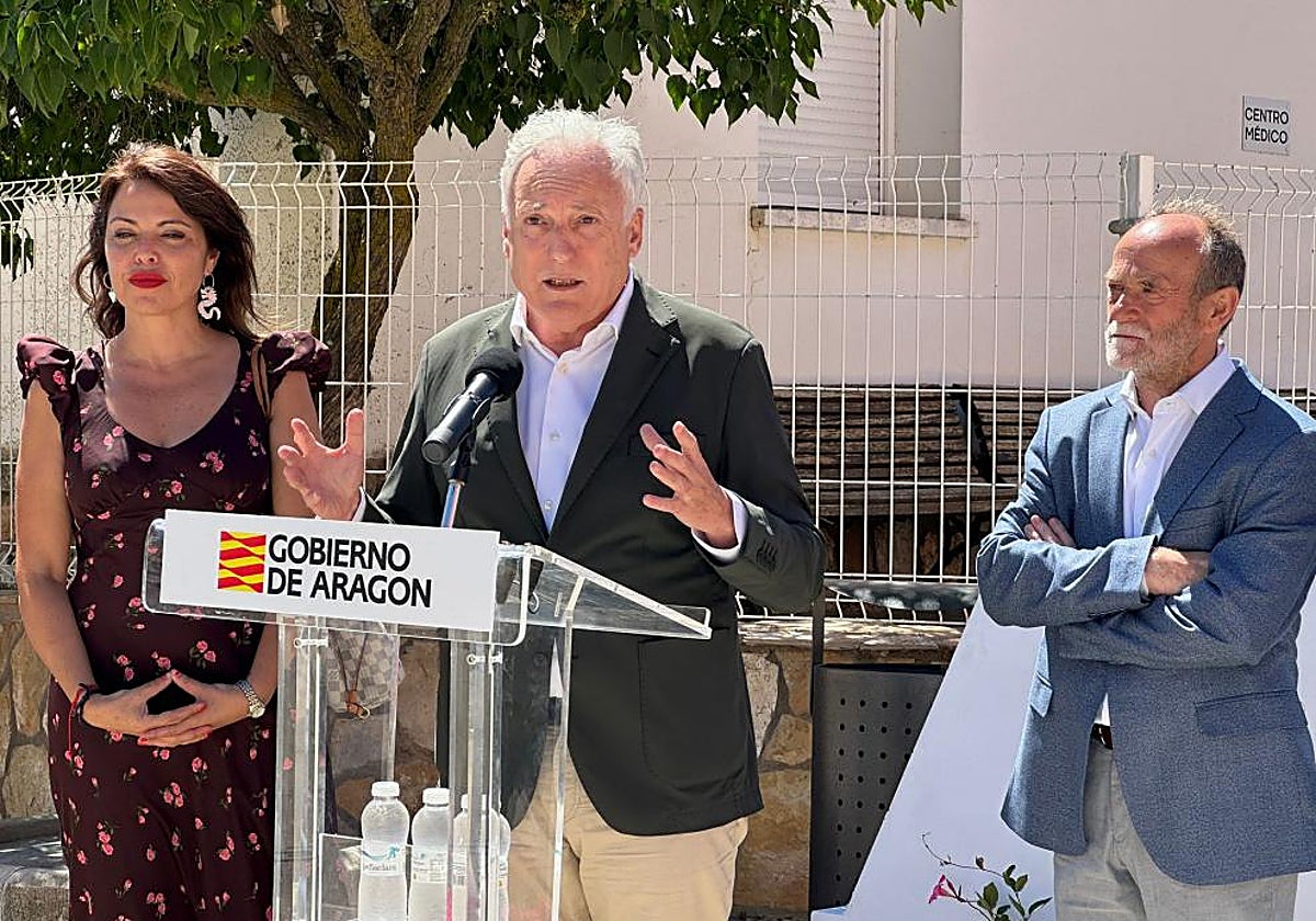 Octavio López ha anunciado 171 viviendas más del Programa 700 en 94 municipios pequeños. En la imagen, junto al alcalde de Langa del Castillo, Pascual Salvador, y la directora general de Admnistración Local, Marina Sevilla