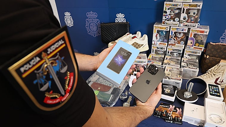 El inspector Jorge muestra algunos productos falsos intervenidos, la semana pasada en Canillas