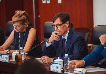 El órdago de Illa a Azcón, retándole a admitir que Cataluña salvó las pinturas de Sijena: «Agradece que el MNAC las preservase. Si no, no existirían»