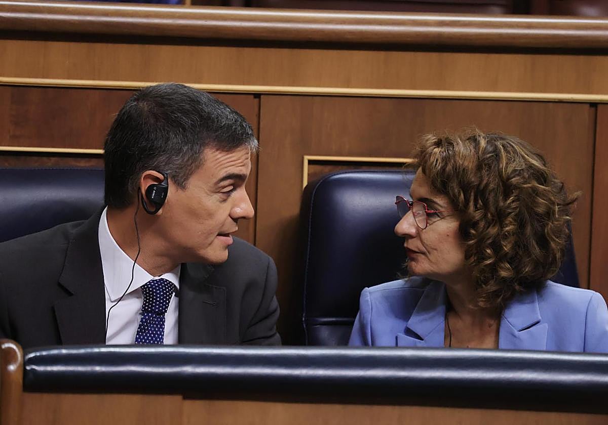 Sánchez y Montero durante una de las sesiones plenarias de este último curso político
