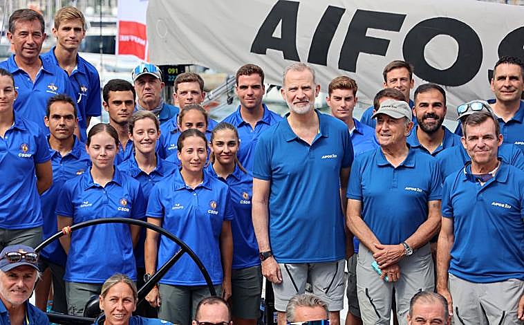 Imagen principal - El Rey, a bordo del Aifos durante la primera jornada de regatas, junto a la tripulación